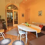 Apartment Tomovi - Three Bedrooms Center