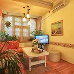 Apartment Tomovi - Three Bedrooms Center